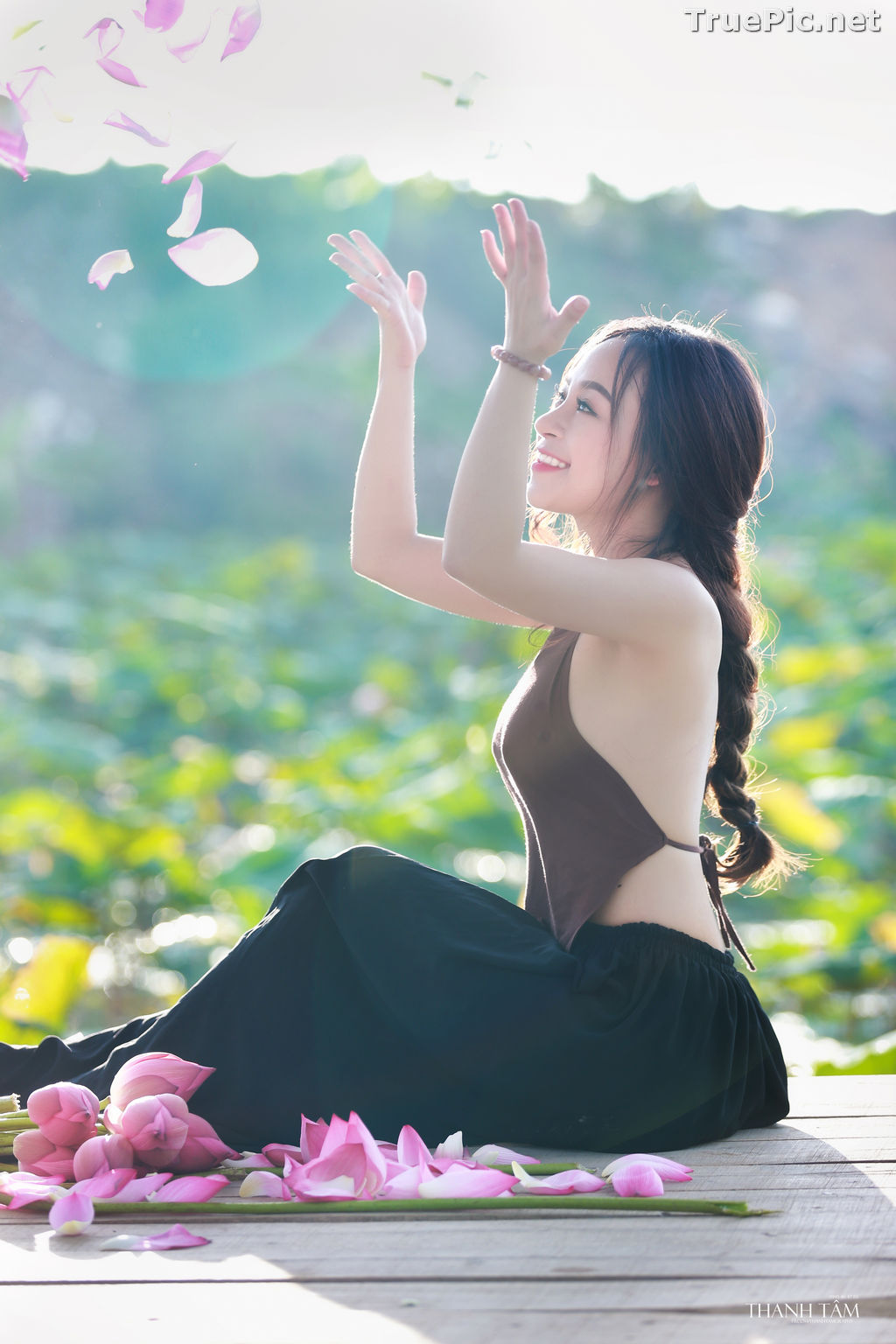 Image Vietnamese Model - Ha Minie - Beauty Girl and Lotus Flower #2 - TruePic.net - Picture-4