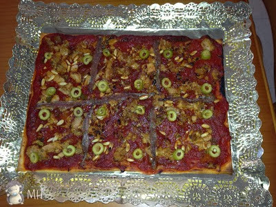 Coca de tomate y atún