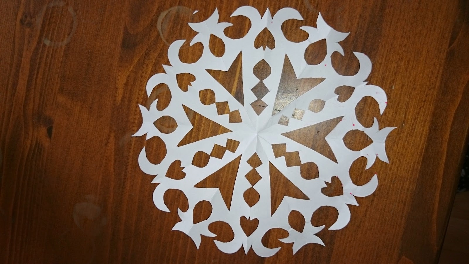 Pratik dikiş: Kağıttan yılbaşı süsü - kar taneciği