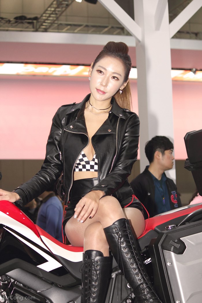 Kim Tae Hee&#39;s beauty at the Seoul Motor Show 2017 (230 photos) photo 8-3