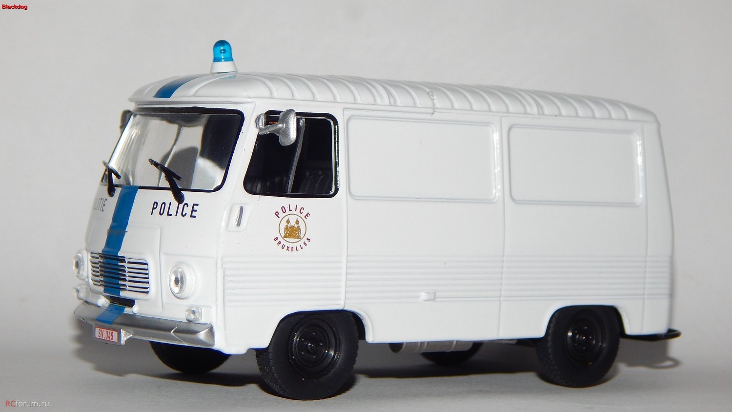 Машина Peugeot j7
