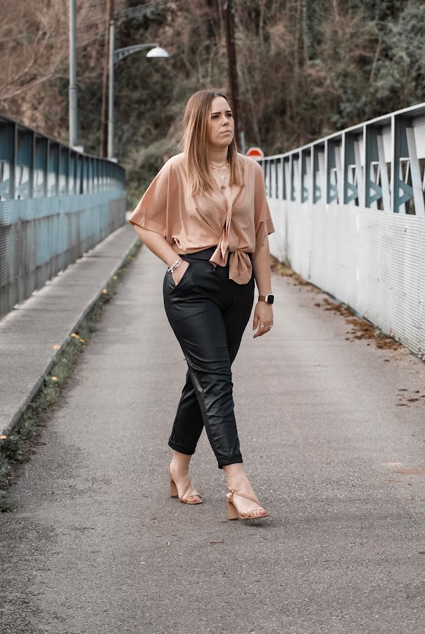 Outfit con pantalones de polipiel de FemmeLuxe