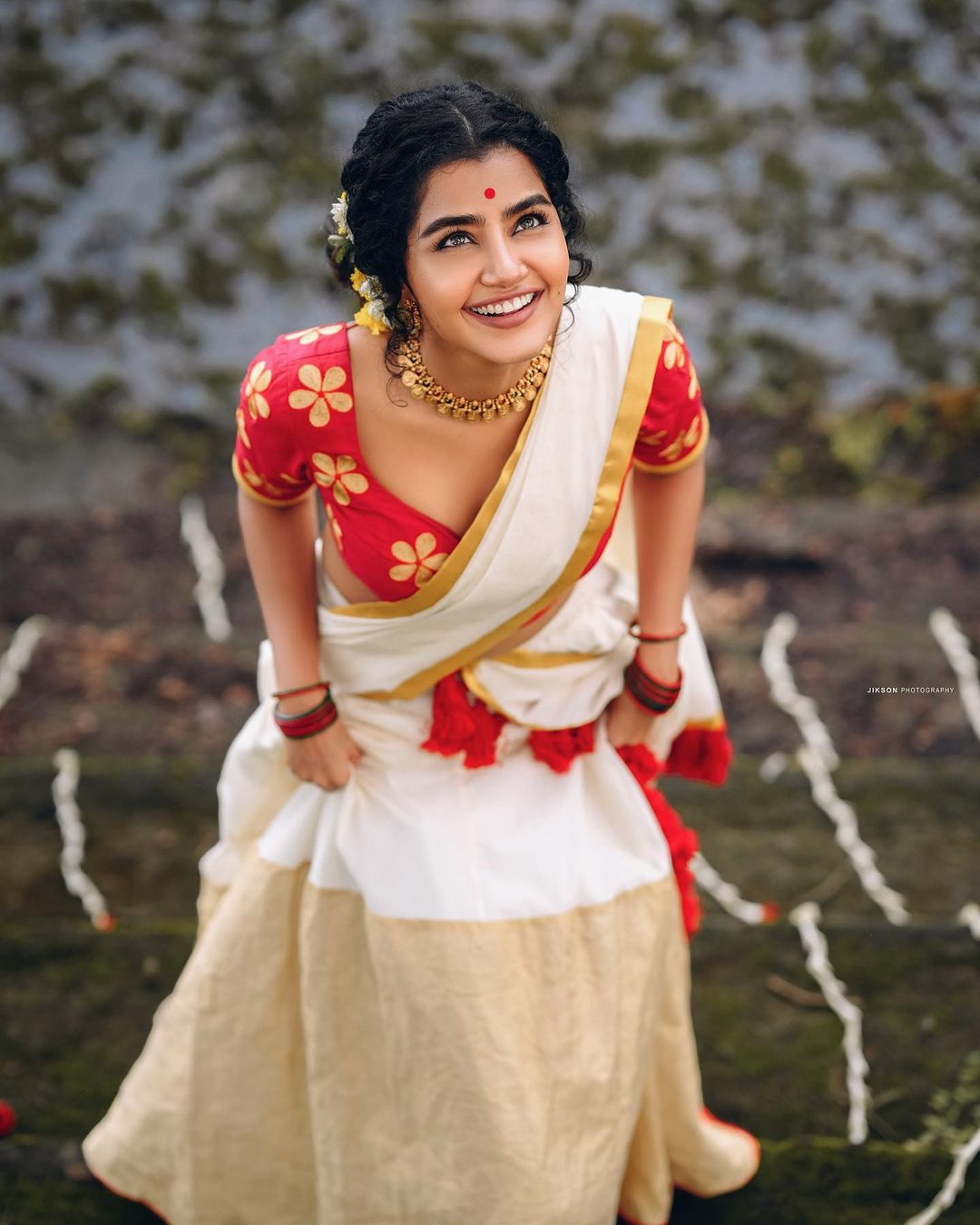 South Indian actress Anupama Parameswaran latest Onam photos