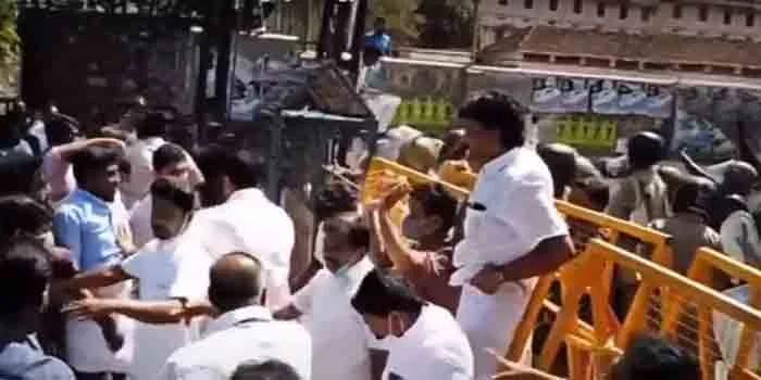 Youth Congress' protest march to MLA Ganesh Kumar’s office ends in clash with police, Kollam, News, Politics, Ganesh Kumar, Clash, Office, March, Police, Injured, Kerala, Youth Congress