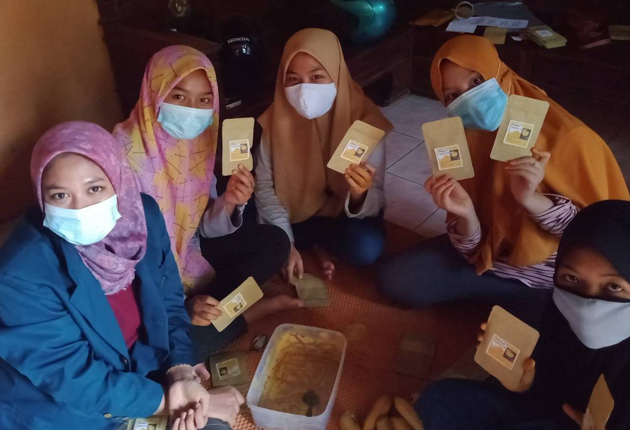 KKN Mahasiswa UNDIP pulang kampung ajarkan pelatihan UKM