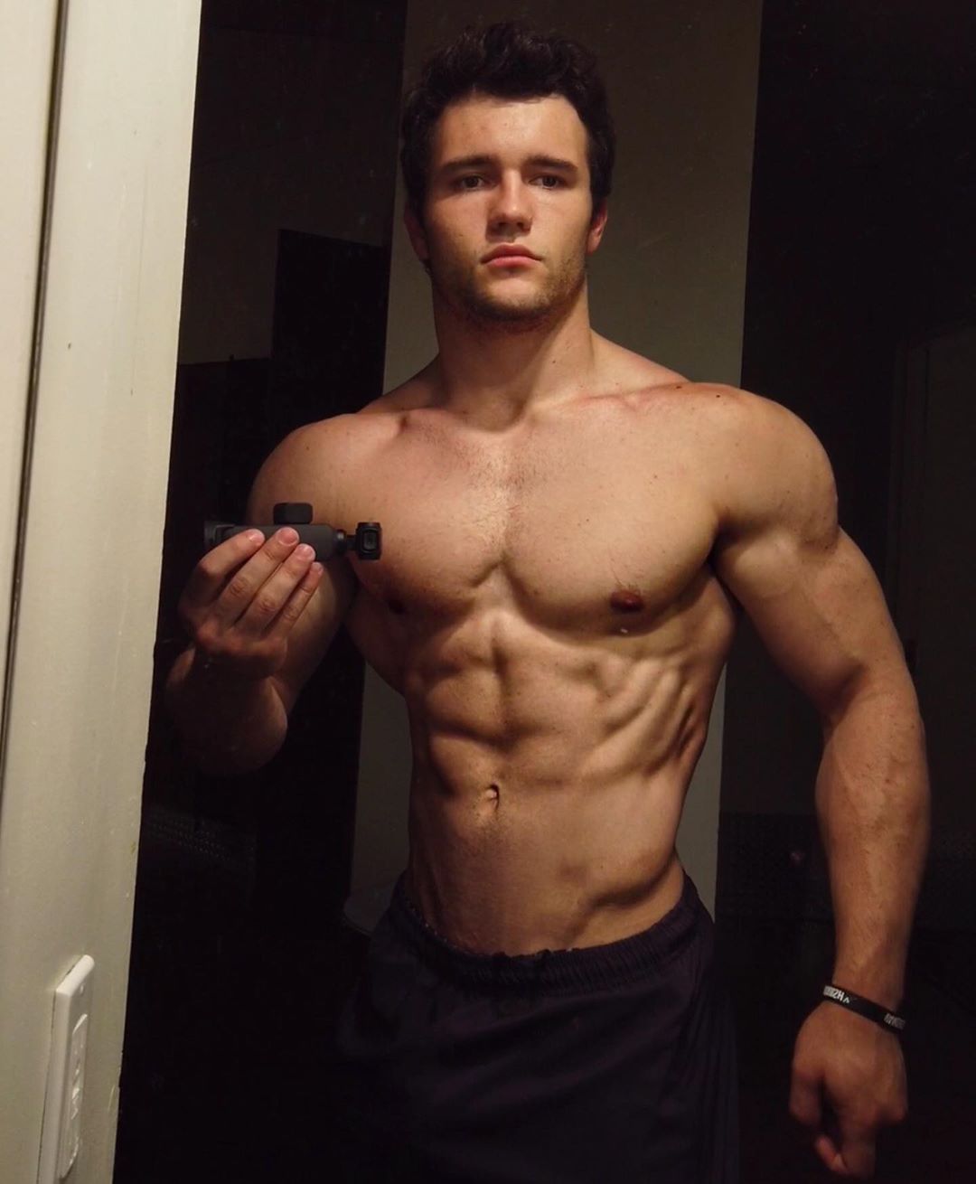 classic-bro-shirtless-fit-muscular-jock-body-selfie