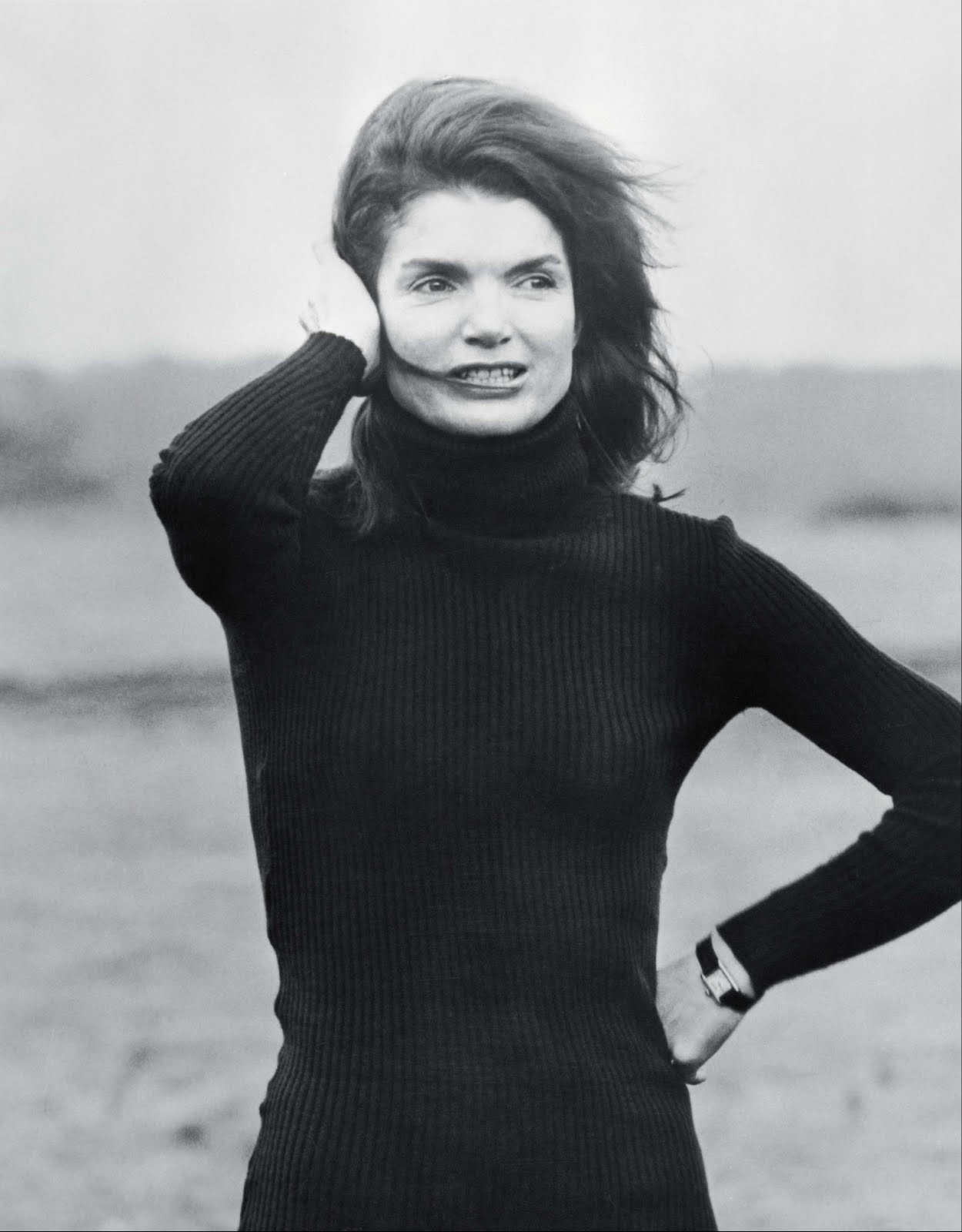 http://1.bp.blogspot.com/-HuQ21lHKm3I/TZ-lEpGth4I/AAAAAAAAA6E/G2fKFpa9KWE/s1600/jackie_kennedy_fashion_symbol.jpg