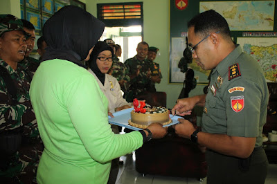 DAPATKAN KEJUTAN KUE ULANG TAHUN, DANDIM SRAGEN TERHARU