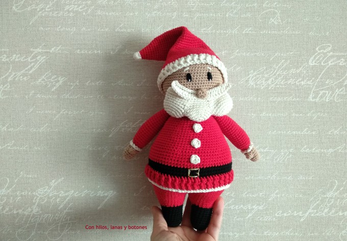 Con hilos, lanas y botones: Papá Noel amigurumi (patrón Cucapuntoes)