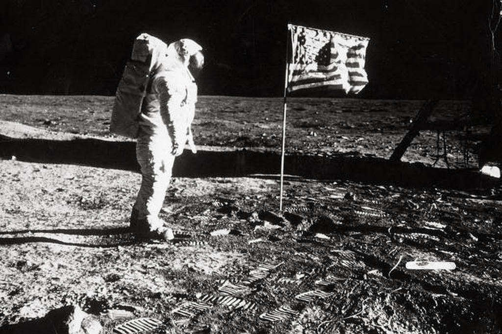 1 вступил на луну. 1969 Первый человек на Луне.