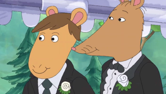 Imagem: o casal de Arthur, o Sr. Ratburn, um rato antropomórfico com pelos marrons, em um terno preto de casamento ao lado de outro animal antropomórfico, de cabelos marrom-escuros, orelhas redondas e também um terno formal de casamento.