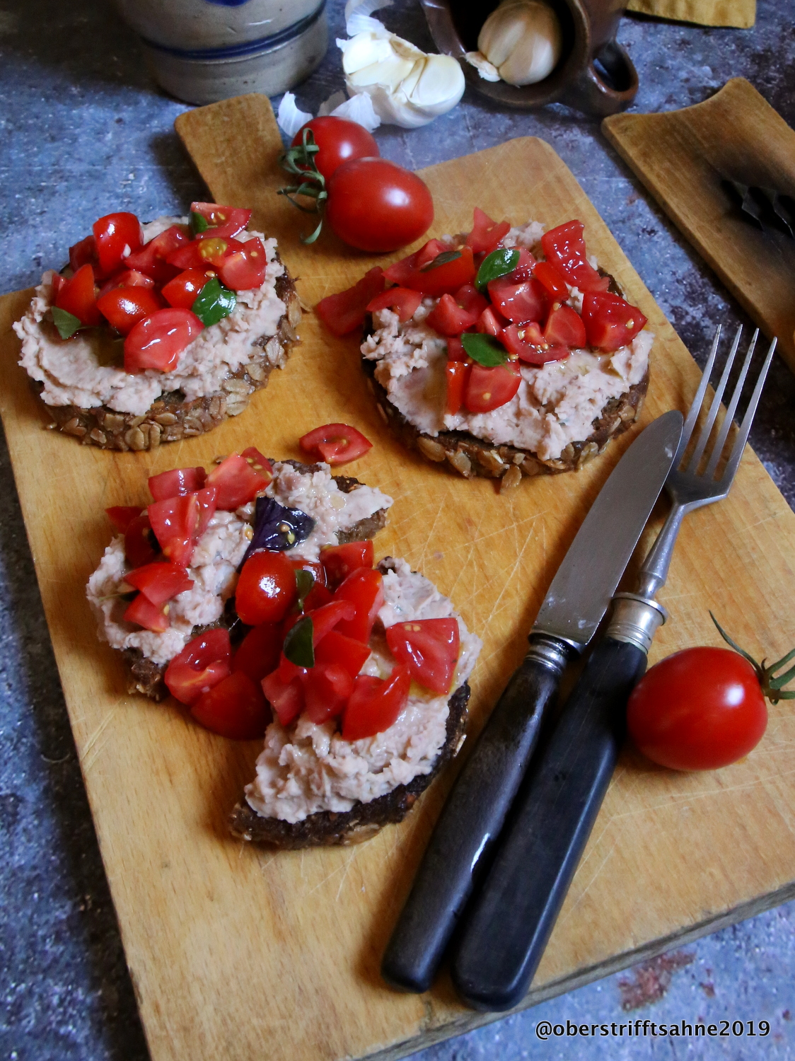 Saisonal schmeckt besser: Bruschetta mit Bohnencreme und Tomaten