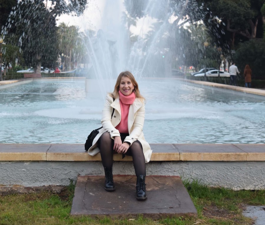 Jersey_rosa_botas_militares_Y_abrigo_blanco