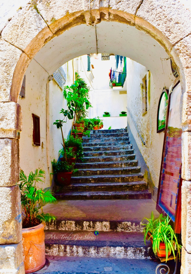 #4 of 20 pretty archways around the world; this one spotted in Amalfi, Italy.| Ms. Toody Goo Shoes