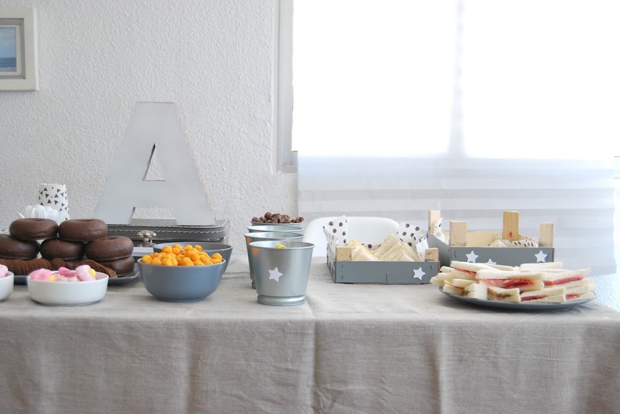 mesa de cumple en gris y blanco