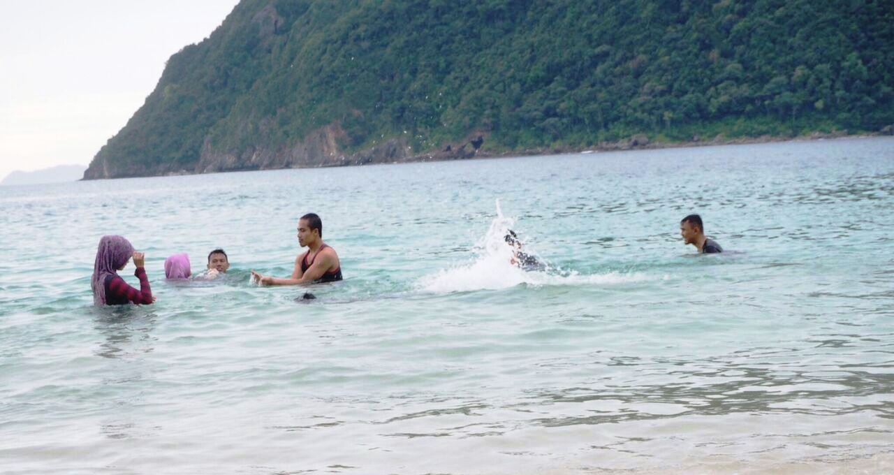 Nge-Tour Guide Orang Thailand di Pantai Lampuuk