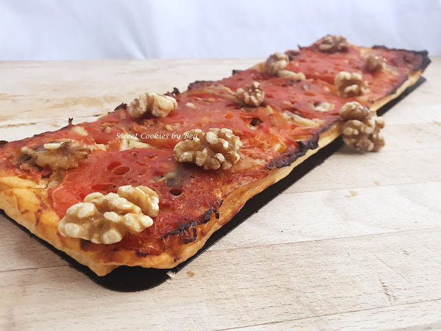 Tarta tatín contomate, queso y nueces