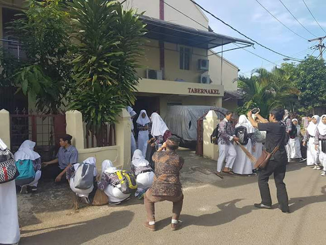 Pelajar Muslim Kerja Bakti di Gereja Jelang Natal, Ini Komentar Bupati Purwakarta! Pelajar Muslim Kerja Bakti di Gereja Jelang Natal, Ini Komentar Bupati Purwakarta!