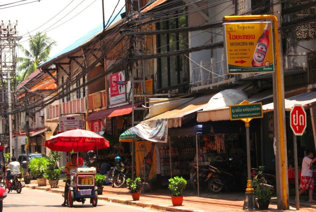 ຍທຂ ຂີດເສັ້ນໄວ້ສິ່ງຕໍ່ເຕີມ,  ປ້າຍໂຄສະນາບໍ່ຖືກລະບຽບຈະຮື້ຖອນໝົດພາຍໃນເດືອນພືດສະພາ - Laos Update