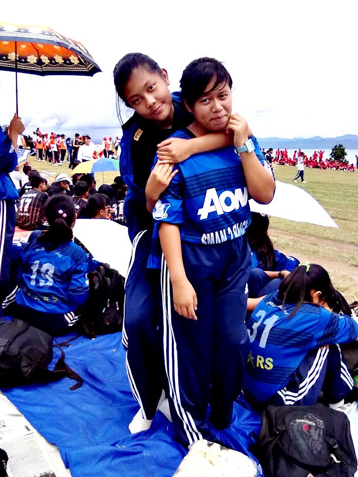 Maretha Hutajulu foto bersama teman X7 2012