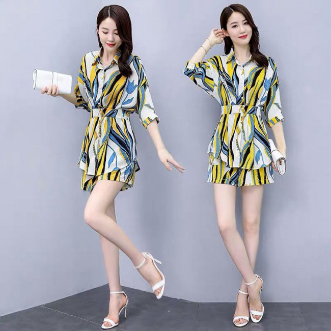 Set lụa họa tiết tay dơi duyên dáng