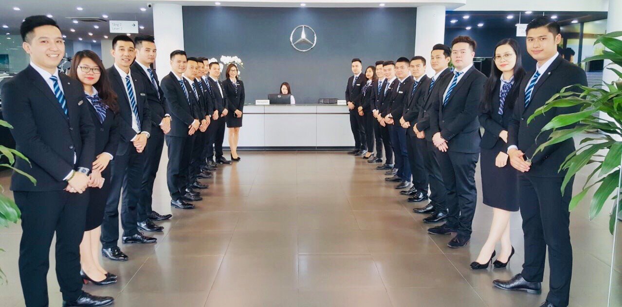 Nhân viên cao cấp diện đồng phục vest sang trọng