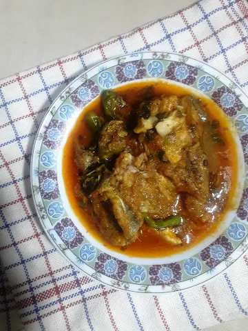 serve-fish-curry-with-rice-and-roti