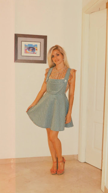 Alejandra Colomera luciendo un pichi de cuadros vichy verde