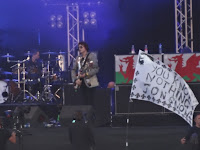 Nicky Wire and GOT banner at Latitude 2015