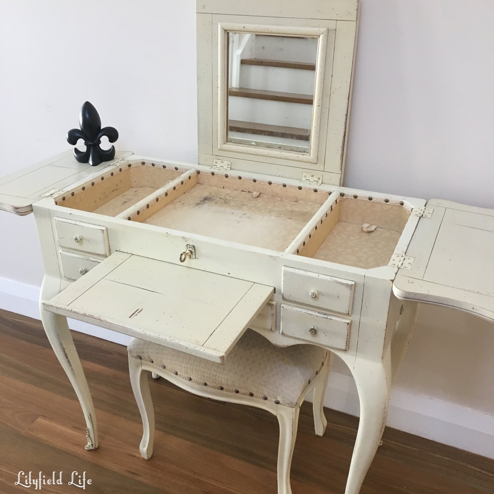 Lilyfield Life Sweetest vintage dressing table