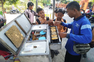 penjual bakso goreng