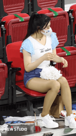 앉아있는 이예빈 치어리더 - 꾸르