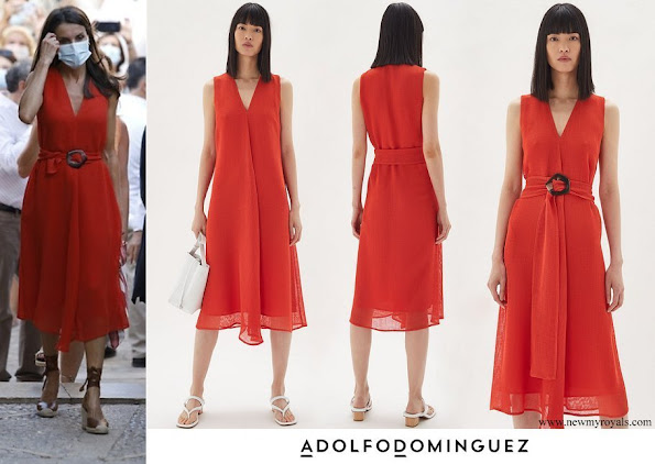 VACACIONES DE VERANO 2020 DE LA FAMILIA REAL - Página 3 Queen-Letizia-wore-Adolfo-Dominguez-Textured-midi-dress