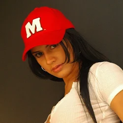 Andrea Rincon, Selena Spice Galería 16: Linda Gorra Roja, Camiseta Blanca, Mini Tanga Roja Tipo Hilo Dental Foto 56