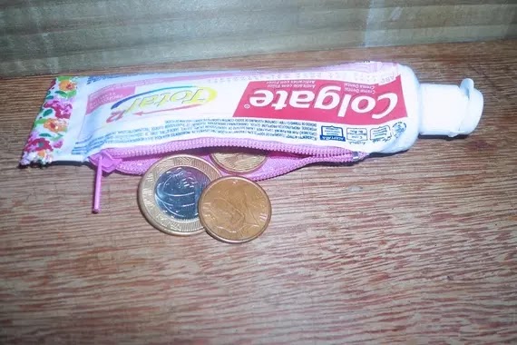 Ocurrencias divertidas... Una billetera elaborada con el tubo vacío de pasta dental.