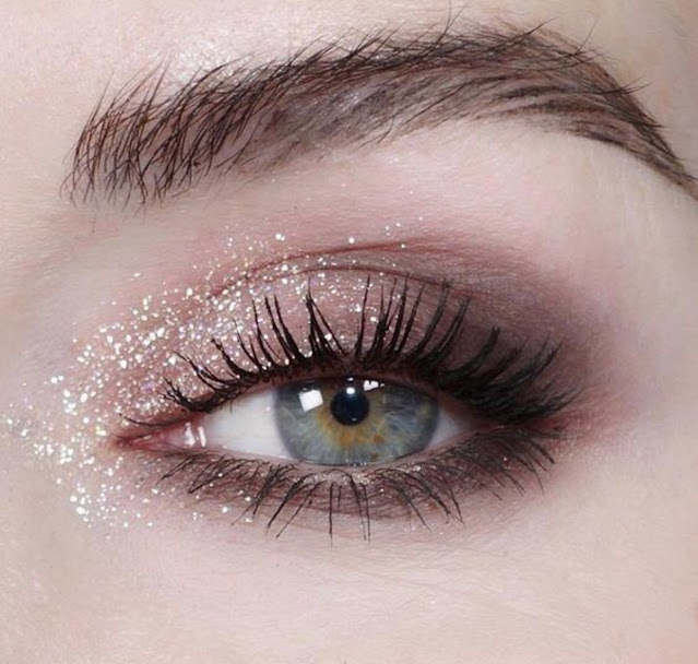 Técnica de maquiagem smokey eye com glitter ou olhos esfumados ou sombra esfumada