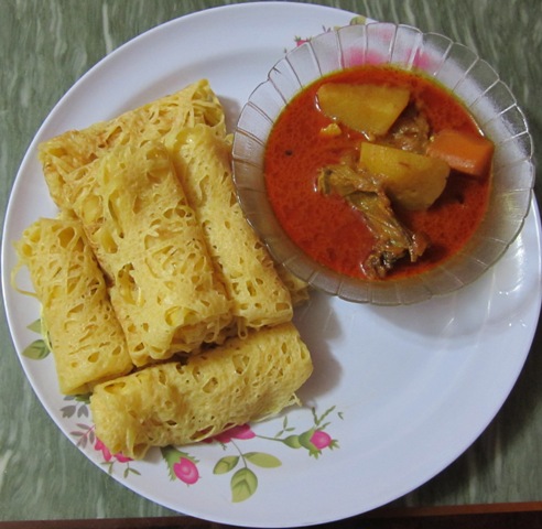 Favourite Malay Food: Roti Jala Sedap Dimakan Dengan Kari Ayam