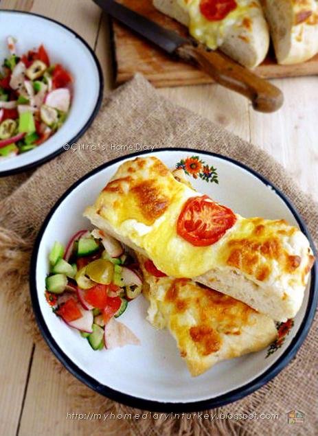 Peynirli Pide / #Turkish #pita bread with cheese topping Serve with Çoban salata | Çitra's HOme Diary. #çobansalatası #saladrecipe #turkishfood #turkishpide #cheesepide #peynirlipide #resepmasakanturki #turkishpide #pitabread