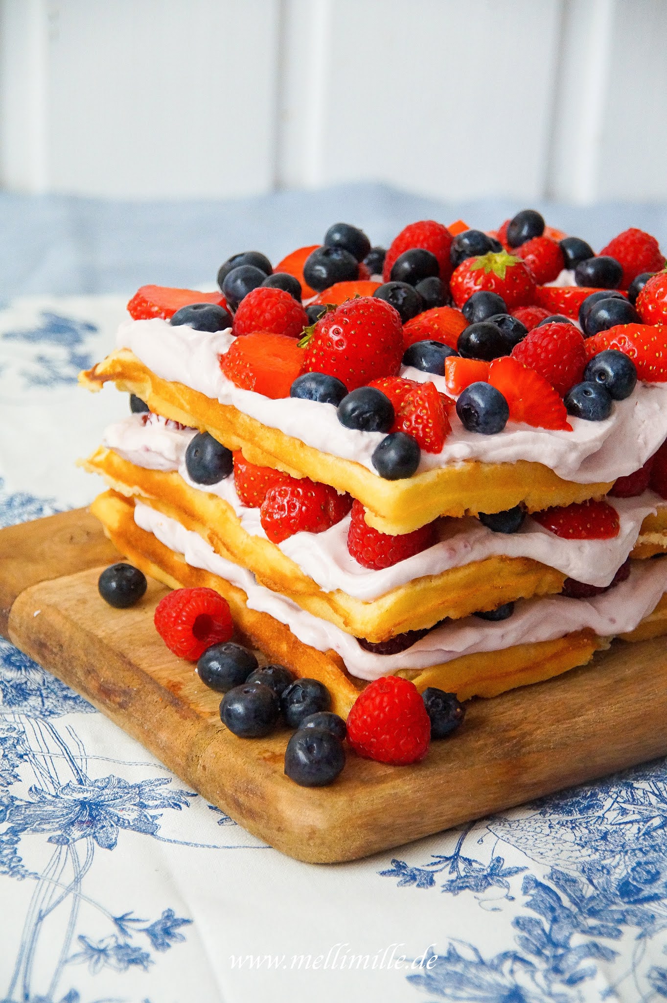 mellimille: Waffeltorte mit Himbeercreme und Beeren
