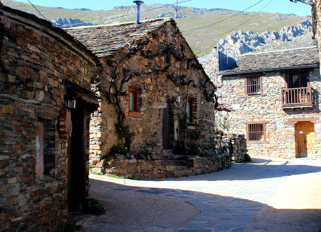 Casas de piedra en Valverde de los Arroyos