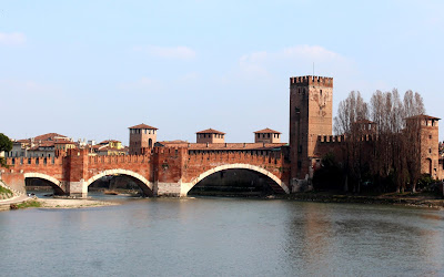 Puente de Castelvecchio sobre el río Adigio en Verona