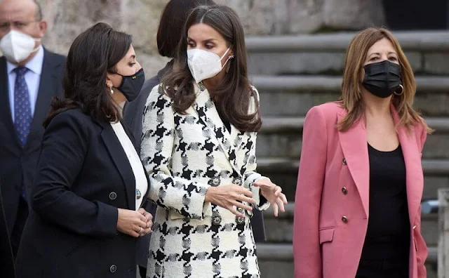 Queen Letizia wore a houndstooth blazer from Uterque. The Queen wore black leather pants from Uterque