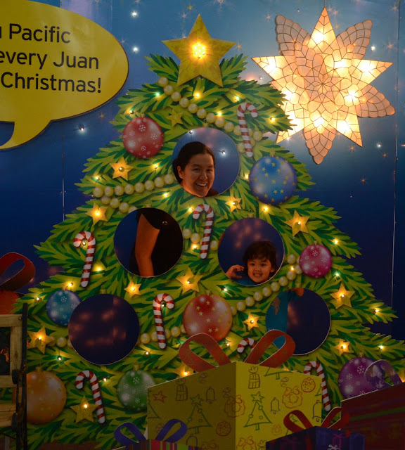 Mama & Kecil behind the Christmas tree
