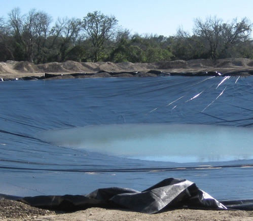 Trải màng chống thấm PVC làm ao