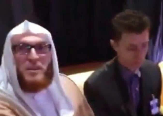 بالفيديو.. ابن مخرج الفيلم المسيء للرسول يشهر إسلامه على يد إمام الحرم المكي - s