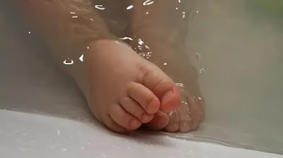 Madre ahoga a su bebé en un balde con agua 
