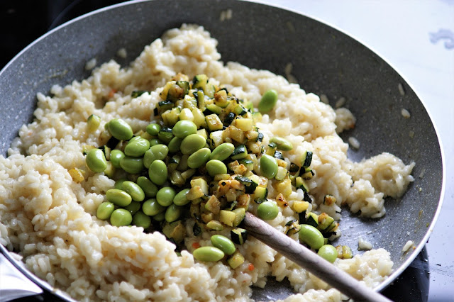 Grünes Risotto mit Zucchini und Edamame