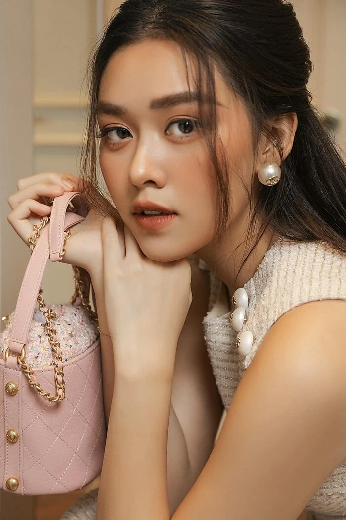 Chỉ một kiểu tóc đơn giản, Á hậu Tường San đã hóa thành 'nàng thơ' Chỉ một kiểu tóc đơn giản, Á hậu Tường San đã hóa thành 'nàng thơ'