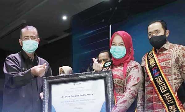 Walikota dan Ketua TP PKK Kota Padang Panjang Terima Anugerah ABG Award Kategori Pengayom
