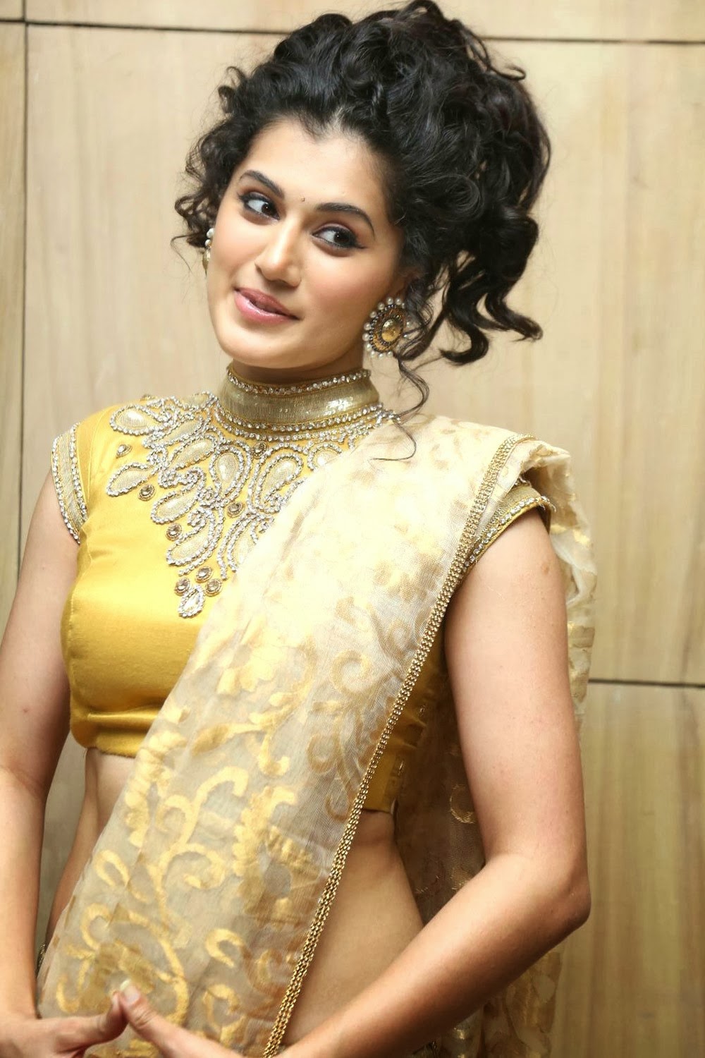 Bollywood Actress Taapsee Pannu Latest Images In Saree